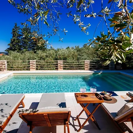 Apartment Serenity With Private Pool Near The Poljana (Ugljan)