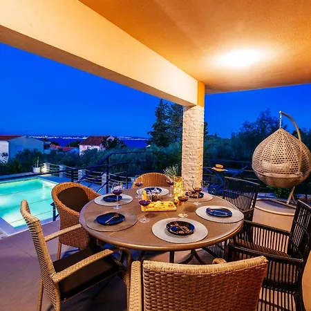 Serenity With Private Pool Near The شقة