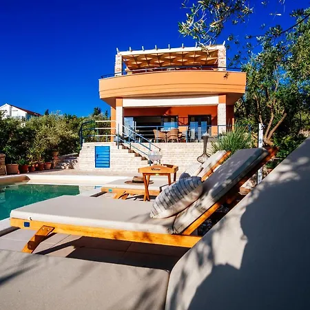 Serenity With Private Pool Near The