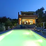 Serenity With Private Pool Near The Apartman