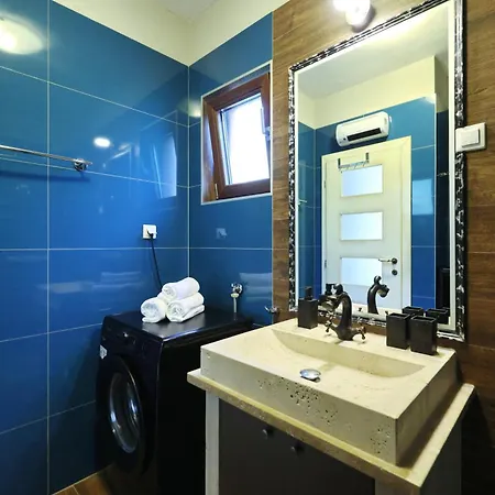 Serenity With Private Pool Near The
