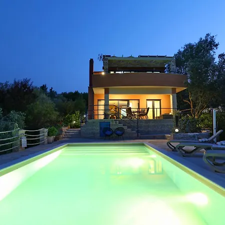 Serenity With Private Pool Near The Apartment